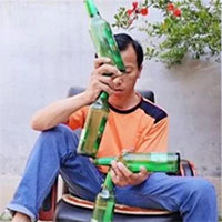 Người đàn ông có khả năng cân bằng đồ vật, bất chấp định luật vật lý