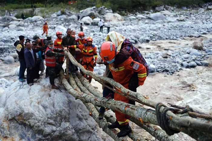 Số người chết do động đất ở Tứ Xuyên đã lên tới 65, còn nhiều người mắc kẹt