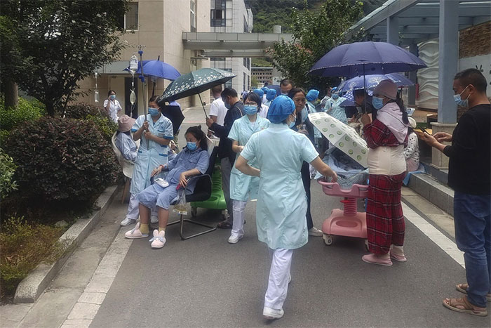 Số người chết do động đất ở Tứ Xuyên đã lên tới 65, còn nhiều người mắc kẹt