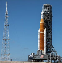 NASA sửa tổ hợp tên lửa SLS ngay trên bệ phóng