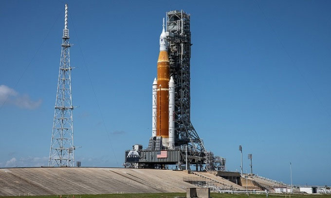 NASA sửa tổ hợp tên lửa SLS ngay trên bệ phóng