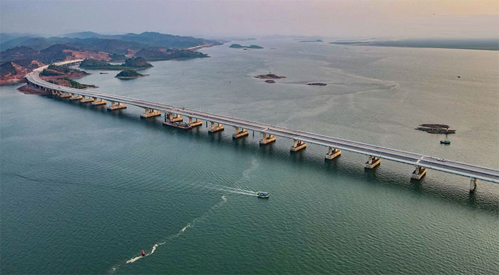 Điểm nổi bật nhất của tuyến cao tốc này chính là cầu vượt biển Vân Tiên