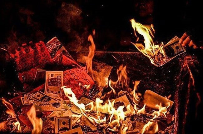 Tiền giấy được đốt cho người ở thế giới bên kia là loại tiền độc nhất vô nhị.