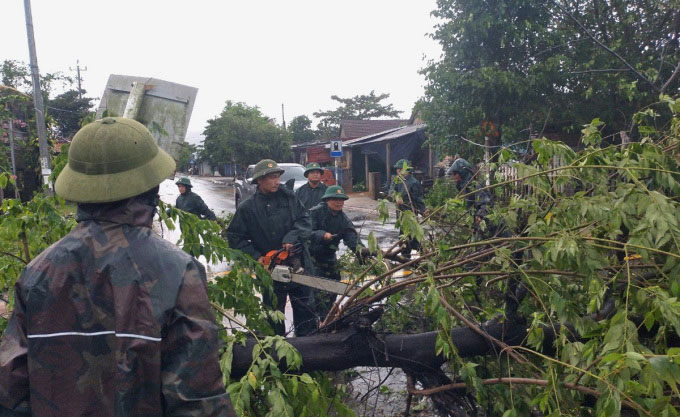  Lực lượng chức năng dọn dẹp cây đổ ở TP Huế. 
