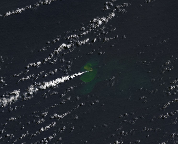 Hòn đảo mới mọc lên ở Thái Bình Dương khi núi lửa ngầm phun trào