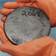Tại sao các nhà khoa học có thể chạm vào Uranium mà không cần quần áo bảo hộ?