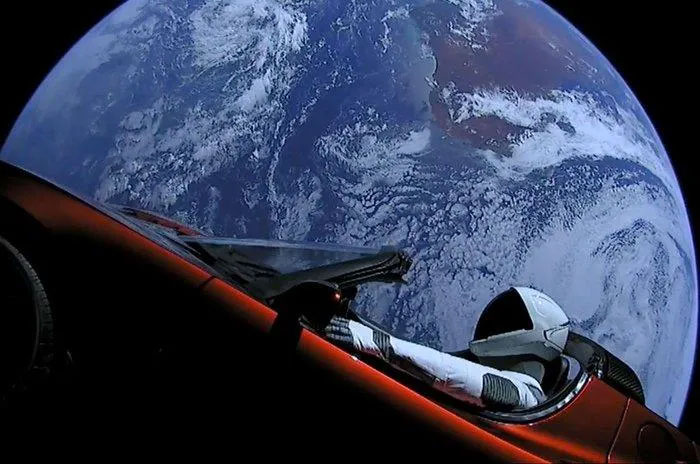  Hình nộm Starman ngồi trên xe Tesla Roadster. 