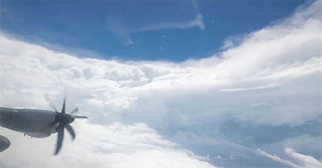 Khoảnh khắc choáng ngợp khi máy bay Không quân Mỹ bay vào mắt bão