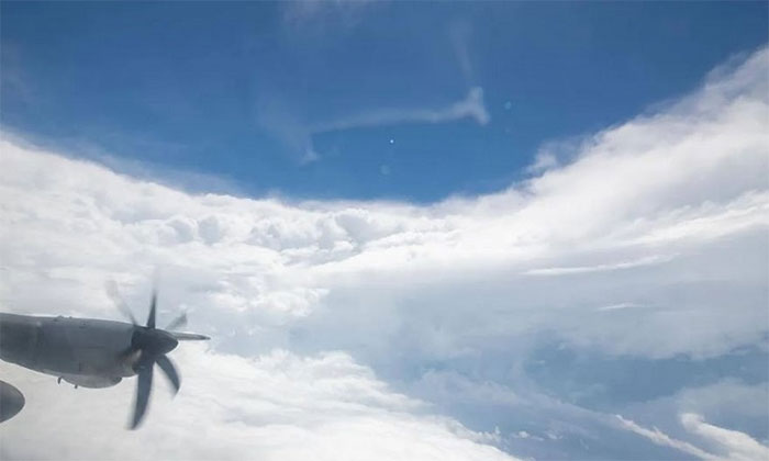 Phi công bay vào bên trong mắt bão mạnh 250km/h