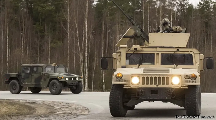 Humvee là mẫu xe biểu tượng cả trên chiến trường lẫn trong hoạt động vận tải quân sự. 
