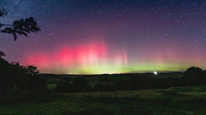  Những luồng ánh sáng màu hồng và xanh lục được chụp lại từ Bulmer, North Yorkshire. 