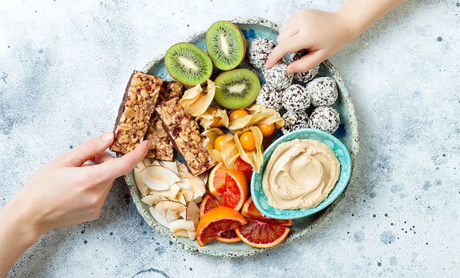 Vì sao chúng ta không thể ngưng ăn vặt khi chiều về?