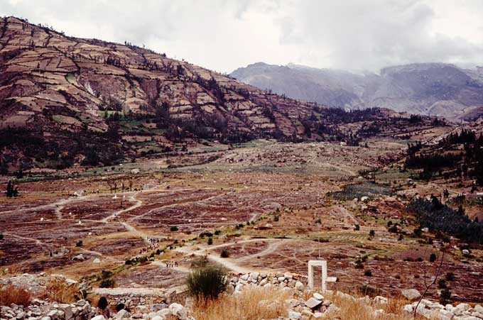  Một khu vực ở tỉnh Yungay Viejo, Peru 10 năm sau trận lở tuyết càn quét qua vào năm 1970