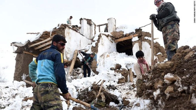  Quân đội Afghanistan đang tìm kiếm và đào bới những người mắc kẹt trong động đất và lở tuyết