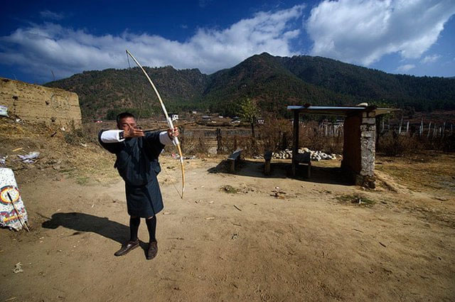  Trong hình là một người đàn ông nông dân đang bắn cung ở Paro, Bhutan.