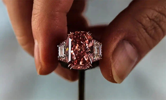 Viên kim cương hồng có giá trị cao kỷ lục thế giới