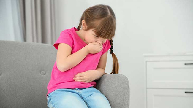 Nôn là triệu chứng thường gặp ở trẻ.
