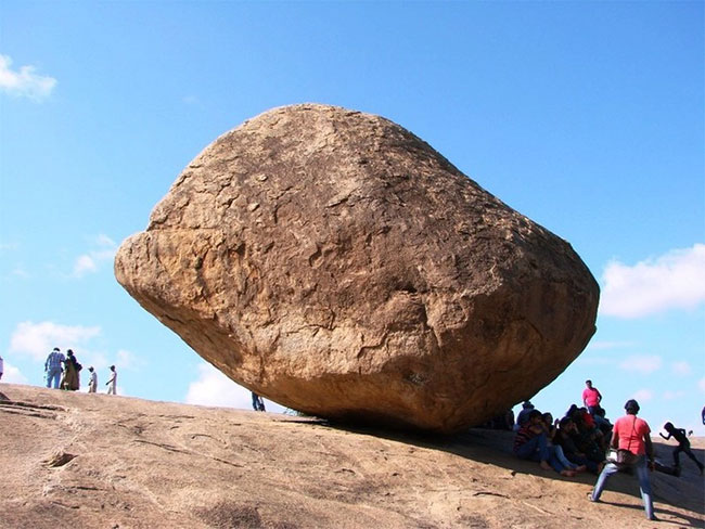 Bí ẩn tảng đá 250 tấn nằm thăng bằng trên sườn đồi dốc 45 độ