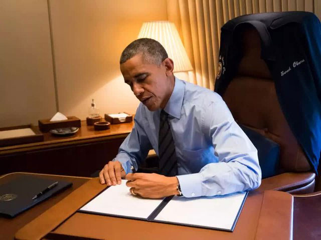 Tổng thống Mỹ Barack Obama viết bằng tay trái