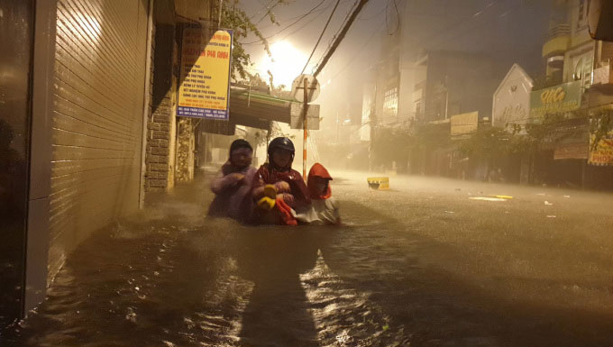 Đà Nẵng ngập một mét, nhiều người dân kêu cứu