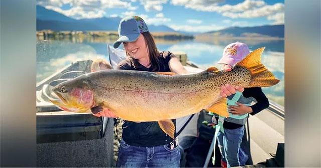 Nữ cần thủ bắt được cá hồi vân khổng lồ - KhoaHoc.tv