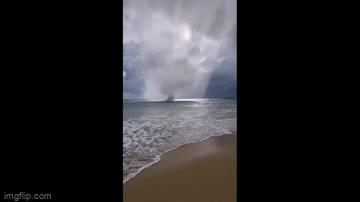Video: Khoảnh khắc lốc xoáy xuất hiện như trong phim khoa học viễn tưởng