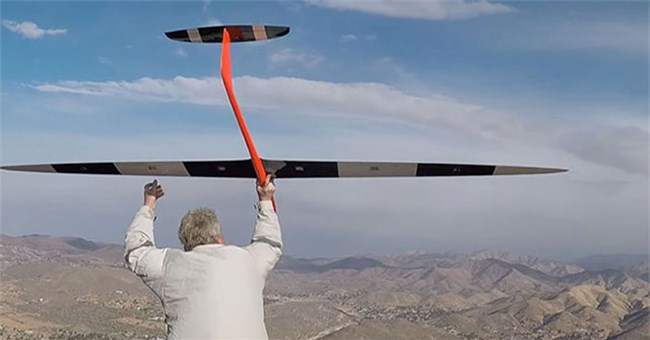 Không động cơ nhưng chiếc máy bay mô hình này có thể bay đến 881km/h!