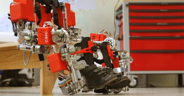 Áo giáp robot - Món quà đặc biệt giúp trẻ bị liệt tự tin hơn