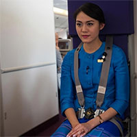 Vì sao phi công và tiếp viên luôn đeo dây an toàn khác hành khách?