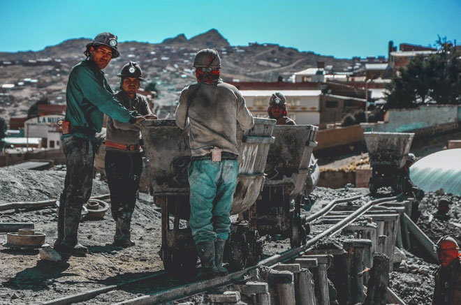 Công nhân khai thác quặng tại núi Cerro Rico.