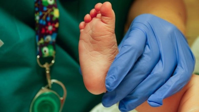 Bé sơ sinh có vân tay không rõ ràng như vân chân, bởi thế nên dấu chân dễ nhận biết hơn hẳn.