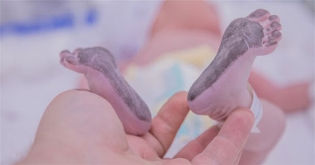 Vì sao bé sơ sinh lại được lấy dấu vân chân thay vì vân tay?