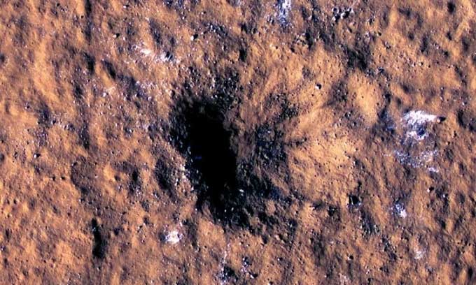NASA phát hiện miệng hố lớn nhất trên sao Hỏa