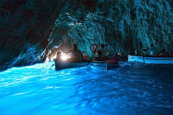Khám phá bên trong hang động huyền ảo nhất thế giới