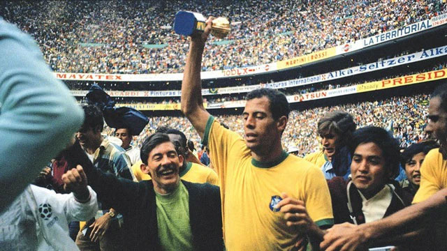 Thủ lĩnh Carlos Alberto dương cao chiếc cúp vàng lần thứ 3 liên tiếp của Brazil