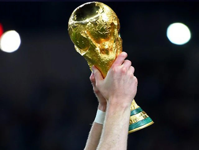 Cúp vàng FIFA World Cup rỗng ruột.