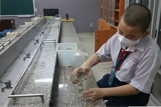 Nhóm học sinh cấp 2 làm giấy từ vỏ sầu riêng