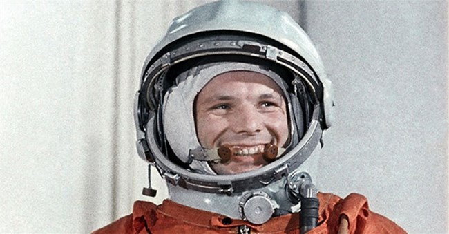 Vì sao phi hành gia Liên Xô thường mang theo súng lên vũ trụ?