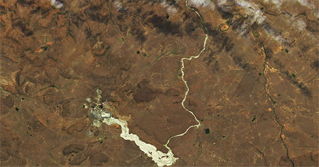 Dòng sông ô nhiễm nặng đến mức nước chuyển vàng có thể nhìn thấy từ không gian