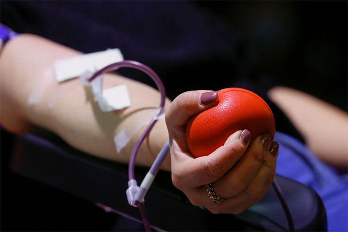 Lần đầu truyền máu nuôi trong phòng thí nghiệm cho người