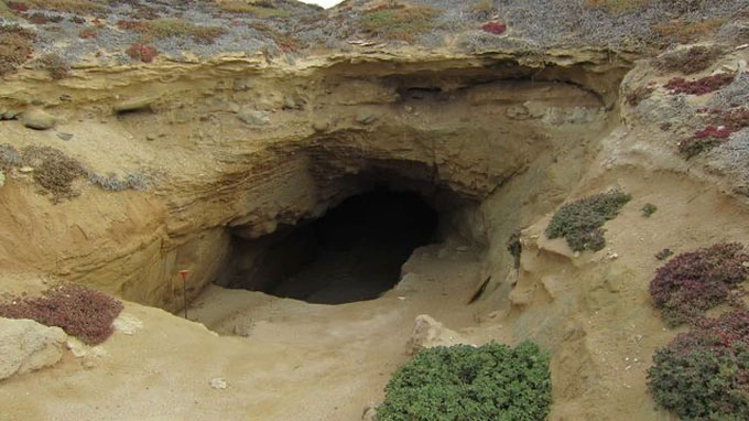  Một hang động trên đảo San Nicolas được cho là nhà của người phụ nữ bí ẩn này