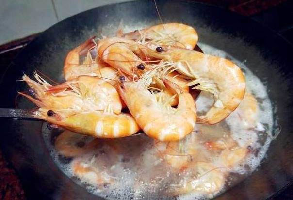 Chuyên gia lý giải có 3 loại bọt cần vớt bỏ, 3 loại nên giữ lại ăn vì tốt cho sức khỏe