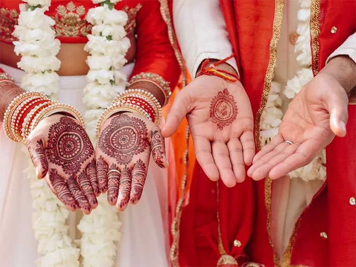 Người Ấn Độ thường vẽ henna trên tay của các cô dâu trong lễ cưới.