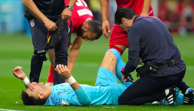 Thủ môn Alireza Beiranvand của Iran sau chấn thương trong trận gặp Anh