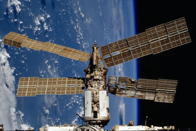 Sự cố trên trạm vũ trụ Hòa Bình được cho là một phần vì các phi hành gia mệt mỏi vì thiếu ngủ.