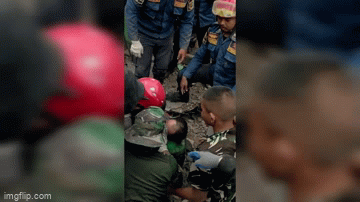Cứu sống cậu bé bị chôn vùi 3 ngày trong đống đổ nát sau động đất ở Indonesia