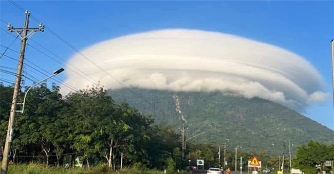 Đám mây ảo diệu xuất hiện trên đỉnh núi Bà Đen (Tây Ninh) khiến dân tình không ngừng xôn xao