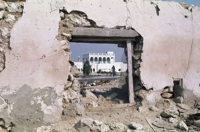 Đây là ảnh chụp vào năm 1977, bảo tàng được "đóng khung" bởi một phần của thành phố cổ đổ nát.