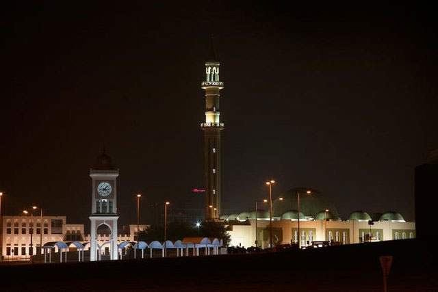 Và đây là tháp đồng hồ ngày nay, bị lấn át bởi Nhà thờ Hồi giáo Lớn ở Cung điện Emiri ở phía sau.