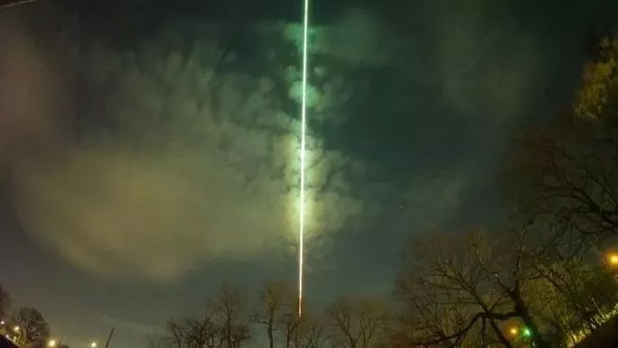 Cầu lửa xanh từ vũ trụ hạ cánh xuống biên giới Mỹ – Canada trong đêm